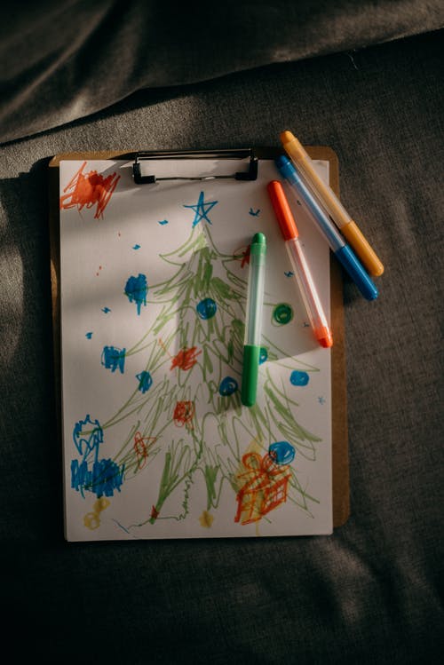 一棵圣诞树的彩色墨水绘图 · 免费素材图片