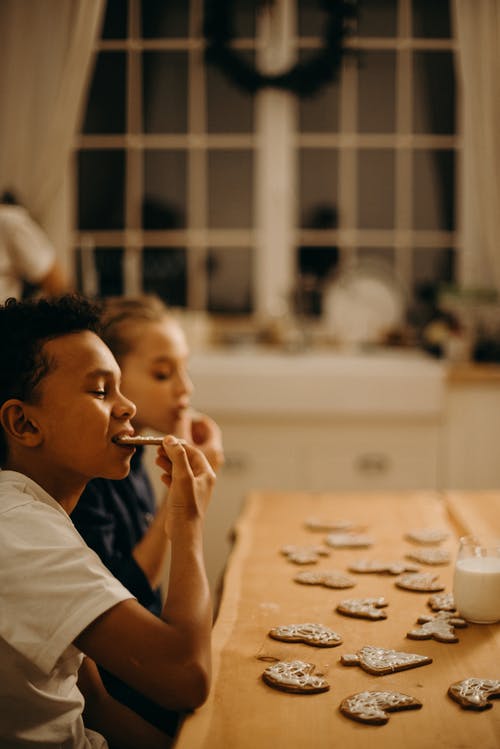 男孩和女孩吃饼干 · 免费素材图片
