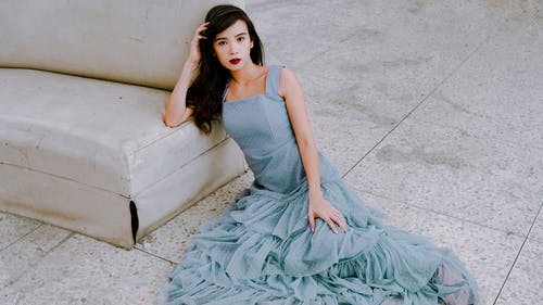 女人坐在地板上的照片 · 免费素材图片