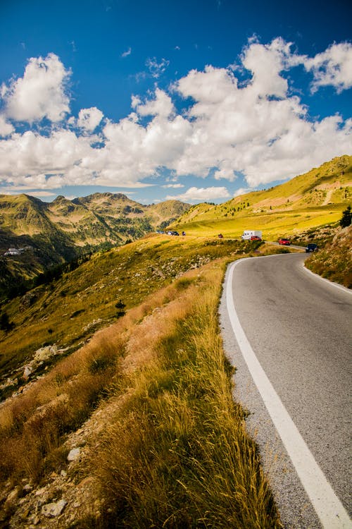 柏油路和山坡风景 · 免费素材图片