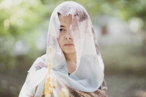 女人穿着白色围巾的照片 · 免费素材图片