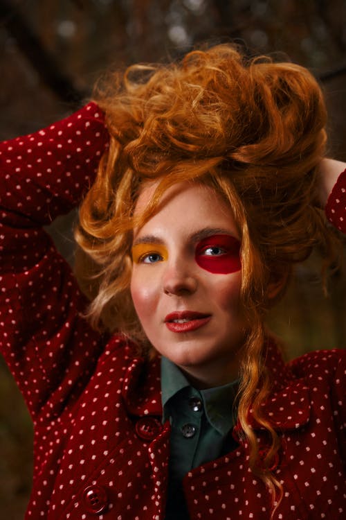 红色和黄色的眼睛化妆的女人 · 免费素材图片