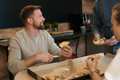 男人吃披萨 · 免费素材图片