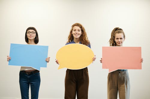 三个女人拿着泡泡文本卡 · 免费素材图片