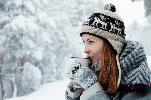 女人穿着针织毛衫的照片 · 免费素材图片