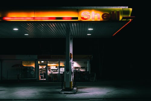 壳牌加油站的浅焦点照片 · 免费素材图片
