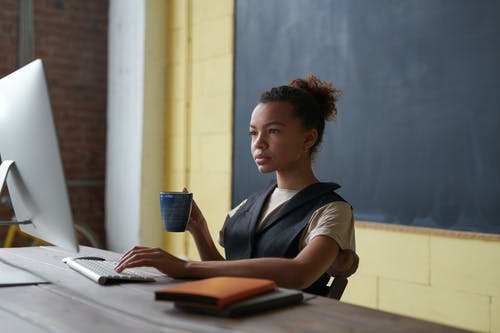 女人拿着杯子的照片 · 免费素材图片