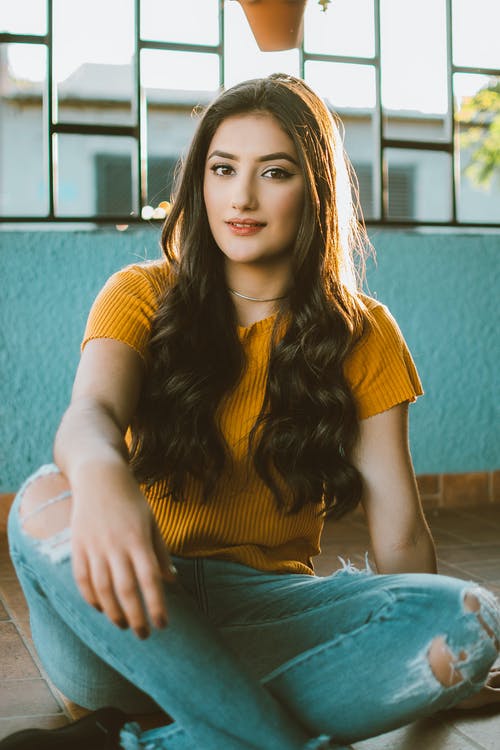 穿黄色衬衫的女人的照片 · 免费素材图片