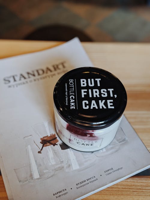 瓶蛋糕罐在杂志上的照片 · 免费素材图片