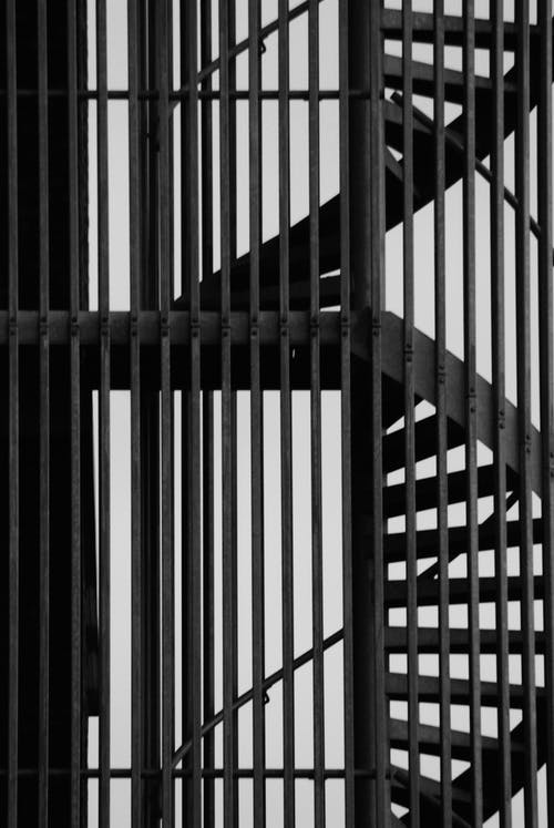 黑色和白色螺旋楼梯 · 免费素材图片