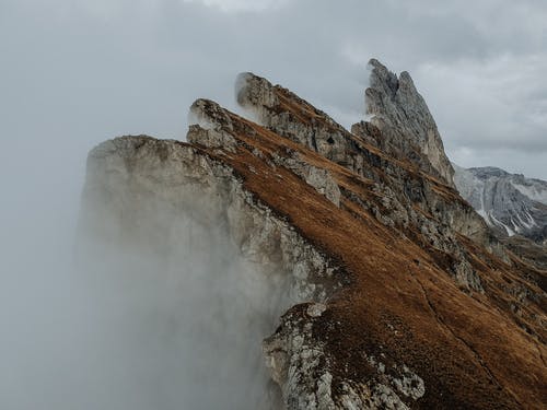 多云的天空下的山脉照片 · 免费素材图片