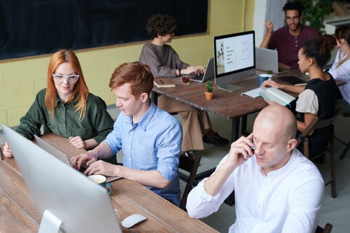 人在电脑前的照片 · 免费素材图片