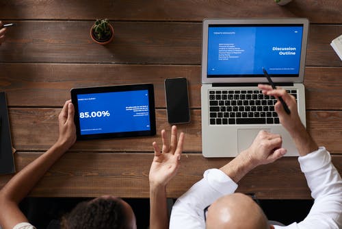 在木桌旁的人的照片 · 免费素材图片