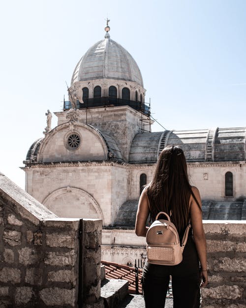 站在屋顶上的教堂圆顶的女人 · 免费素材图片
