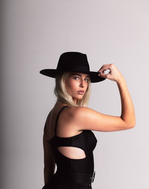 女人拿着帽子的照片 · 免费素材图片