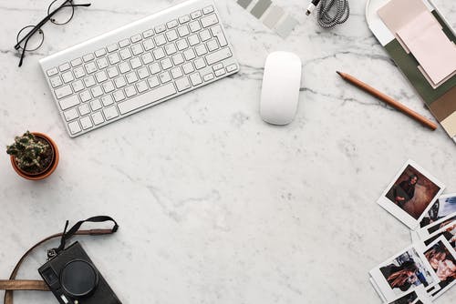 键盘在鼠标旁边的顶视图照片 · 免费素材图片