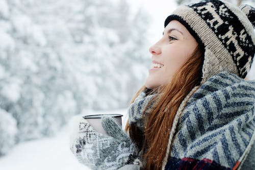 女人戴着针织手套的照片 · 免费素材图片