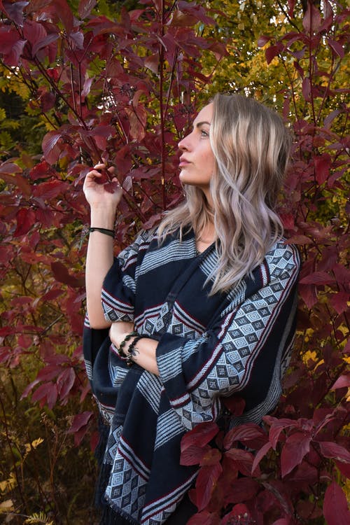 女人抱着叶子的照片 · 免费素材图片