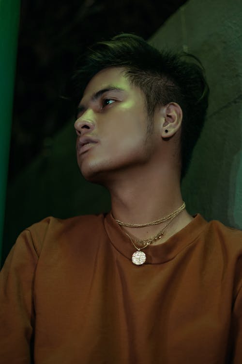 男人穿着棕色上衣和项链 · 免费素材图片