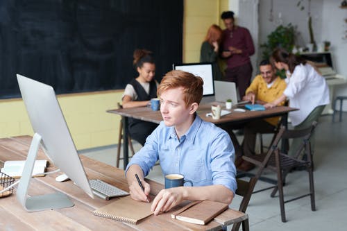 在记事本上写的人的照片 · 免费素材图片