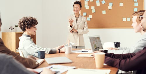 站在人们面前的女人的照片 · 免费素材图片