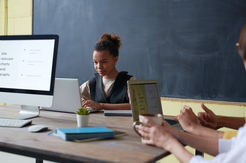 女人穿着黑色背心，使用银色macbook Pro · 免费素材图片