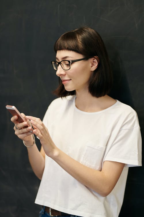 女人拿着智能手机的照片 · 免费素材图片