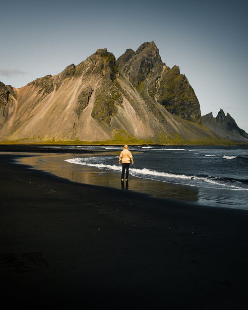 站在海边的人的照片 · 免费素材图片