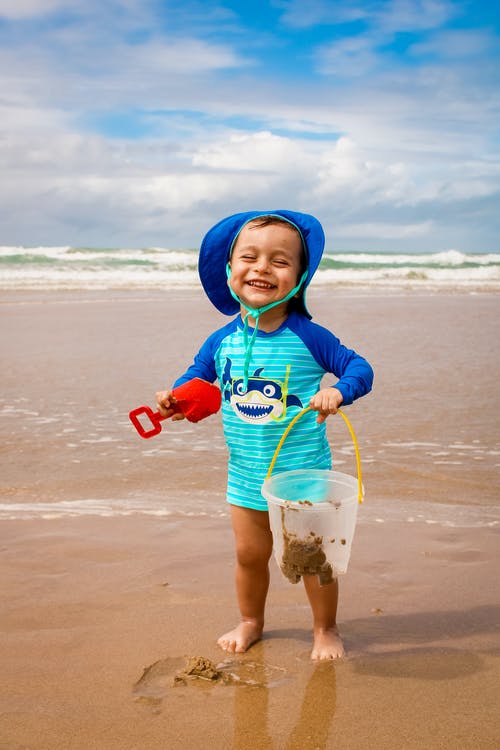 孩子在海边玩的照片 · 免费素材图片