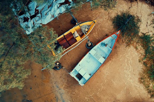 在沙子上的两个空木船 · 免费素材图片