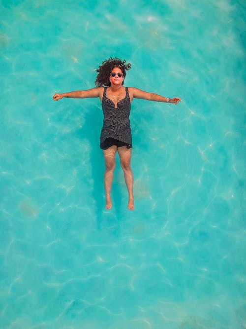 漂浮在水面上的女人的顶视图照片 · 免费素材图片