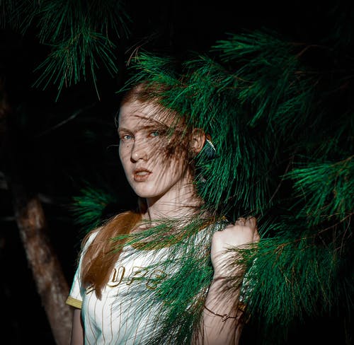 白色和黄色的t恤的女人 · 免费素材图片