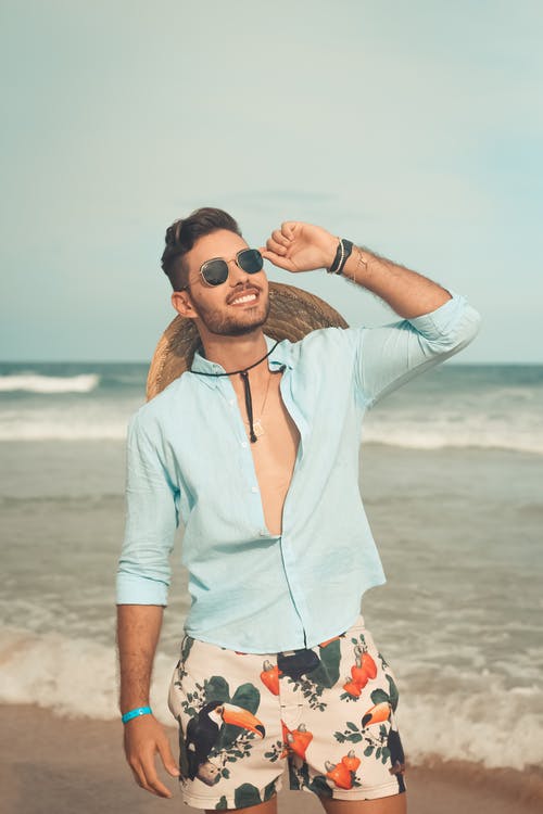 男子站在海滩上的照片 · 免费素材图片
