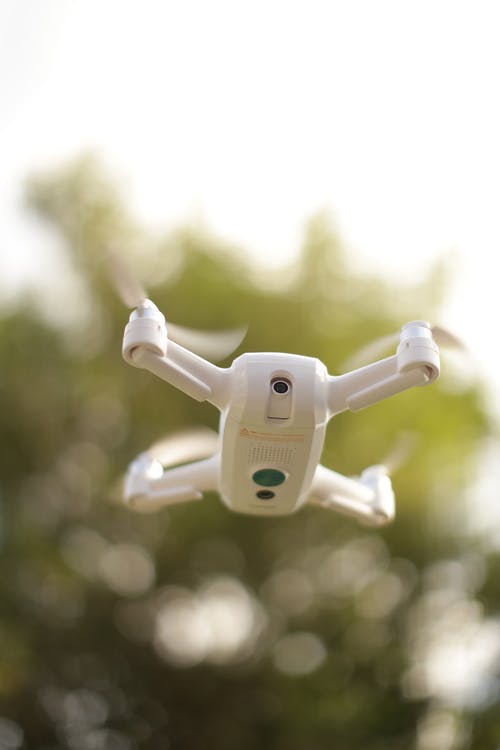 白色quadcopter无人机 · 免费素材图片