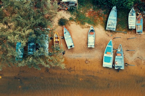 岸上的木船航拍 · 免费素材图片