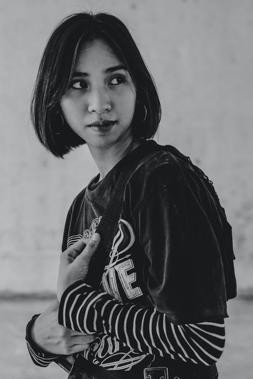 女士黑色圆领t恤 · 免费素材图片