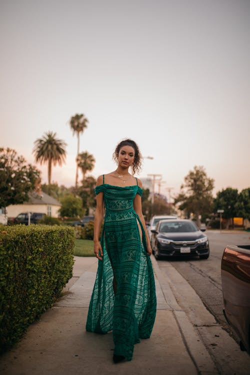 绿色意大利面条皮带马克西长裙到户外散步的女人 · 免费素材图片