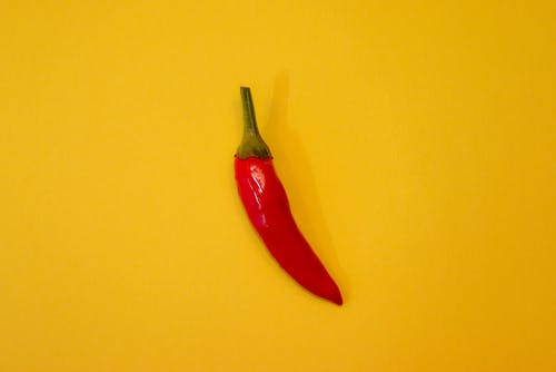 黄色表面上的红辣椒 · 免费素材图片