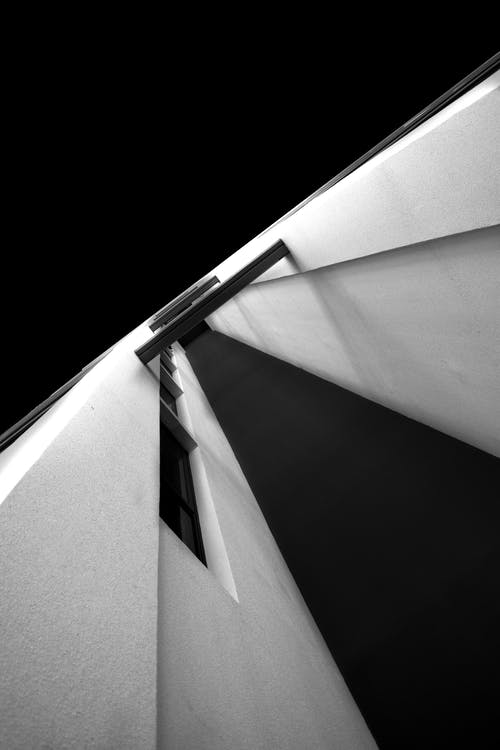 低角度拍摄的黑色和白色的建筑物 · 免费素材图片