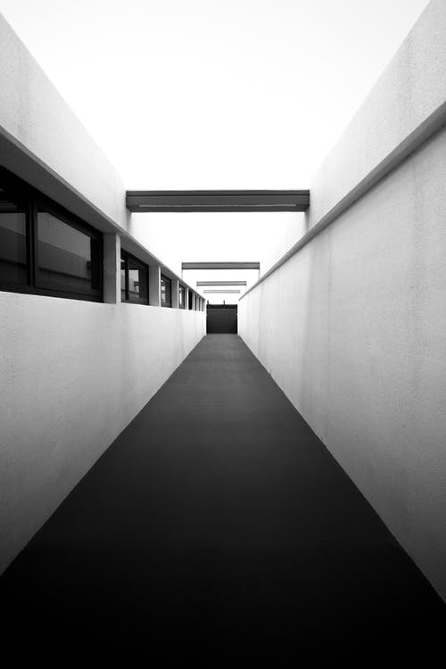 空旷的走廊的单色照片 · 免费素材图片