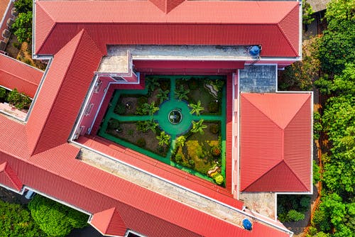 橘红色屋顶建筑物和树木的鸟瞰图 · 免费素材图片