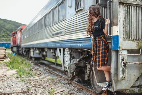 灰色火车的女人 · 免费素材图片