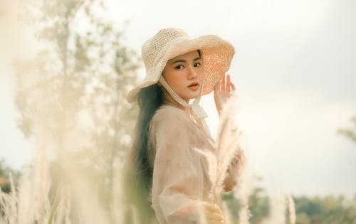女人戴着太阳帽的选择性焦点照片 · 免费素材图片