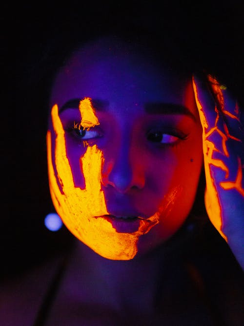 女人用手脸上的油漆 · 免费素材图片