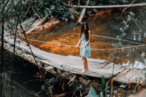 站在木桥上的女人 · 免费素材图片