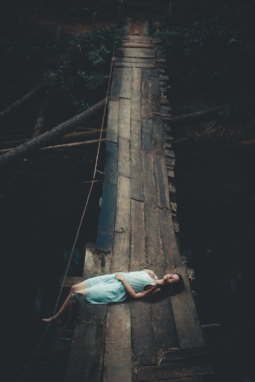 躺在木桥上的女人 · 免费素材图片