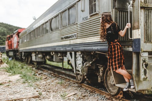 站在火车上的女人 · 免费素材图片