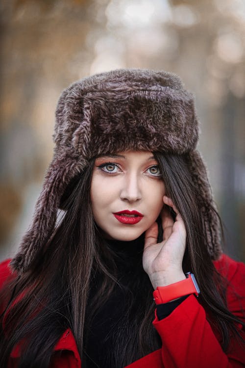 女人戴着冬帽的浅焦点照片 · 免费素材图片