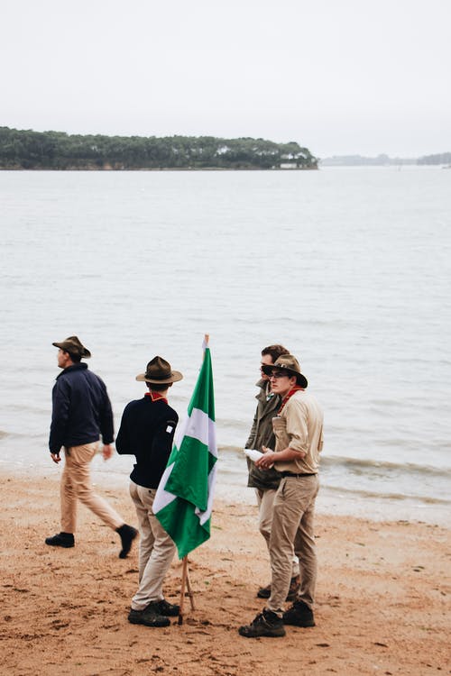 四人站在岸上 · 免费素材图片