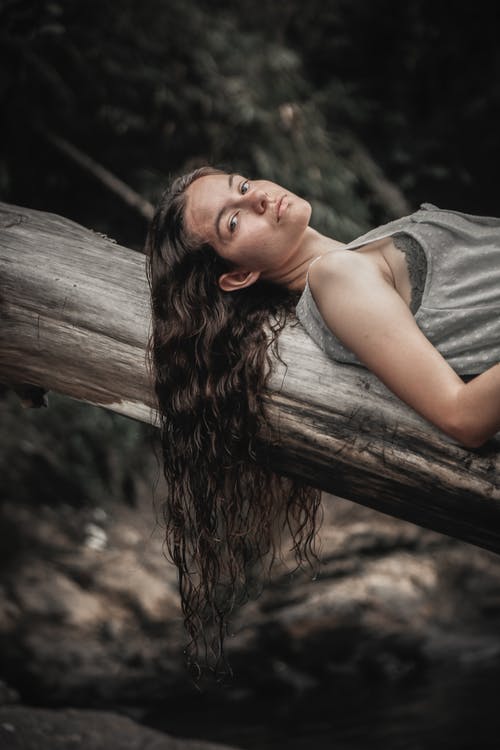 躺在日志上的女人 · 免费素材图片